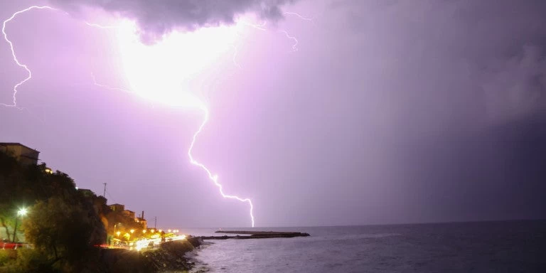 Επεσαν τουλάχιστον 6.500 κεραυνοί την Τρίτη -560 στην Αττική